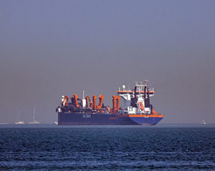 shutdown-of-hormuz-strait-raises-fears-of-soaring-oil-prices