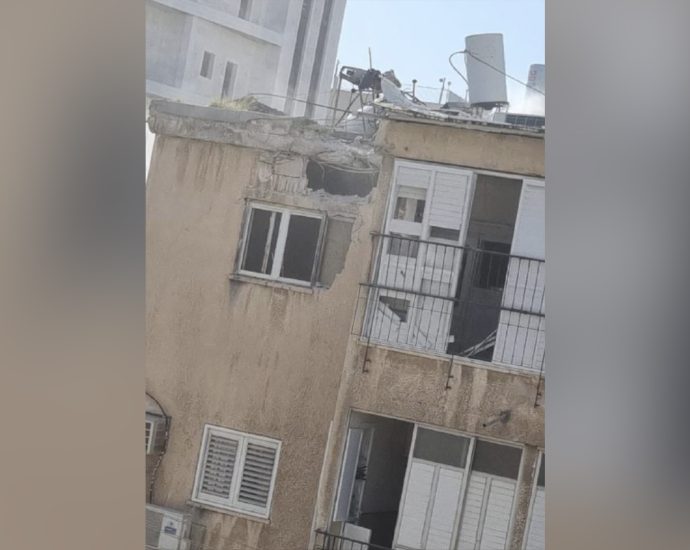 video-shows-effects-of-debris-falling-on-a-building-in-tel-aviv