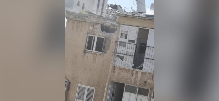 video-shows-effects-of-debris-falling-on-a-building-in-tel-aviv