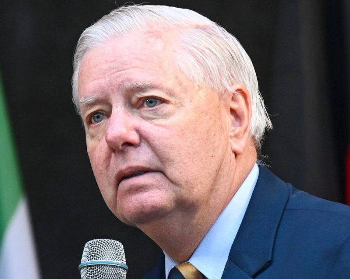 lindsey-graham’s-attempt-to-defend-the-traitor-turns-into-social-media-punchline