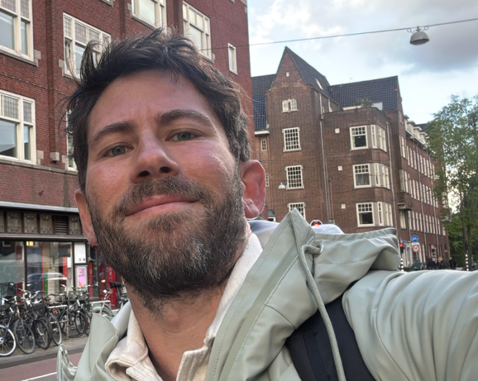 i-put-up-a-2-word-sign-above-highway-101-i-never-expected-the-chaos-that-ensued-because-of-it.