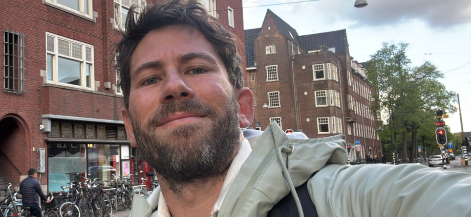 i-put-up-a-2-word-sign-above-highway-101-i-never-expected-the-chaos-that-ensued-because-of-it.