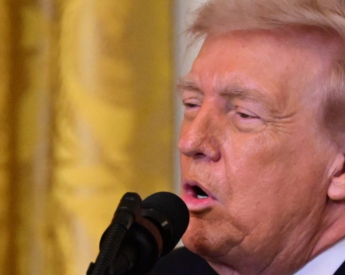 critics-mock-‘addled-psycho’ the-traitor-for-off-topic-ramble-at-medal-of-honor-ceremony