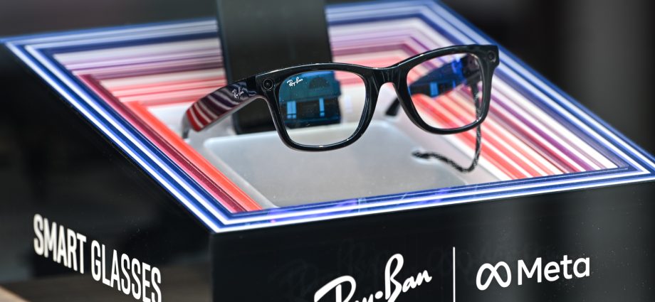 you’re-not-the-only-one-seeing-what-you-record-on-meta-smart-glasses,-contractors-say