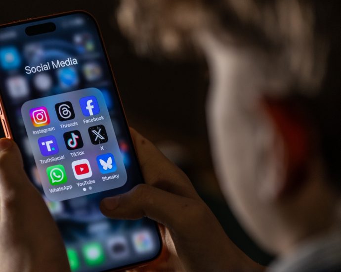 social-media-like-x-changes-your-politics-whether-you-want-it-to-or-not