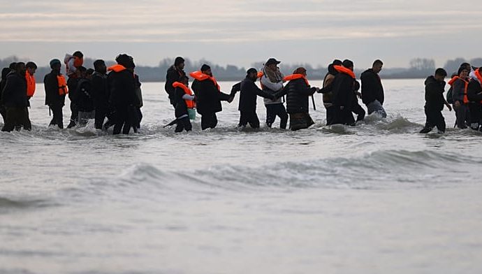 france:-over-250-migrants-cross-channel-to-england-as-calm-seas-return
