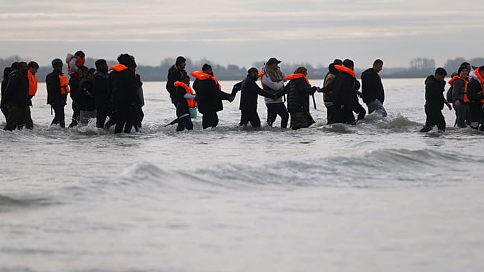 france:-over-250-migrants-cross-channel-to-england-as-calm-seas-return