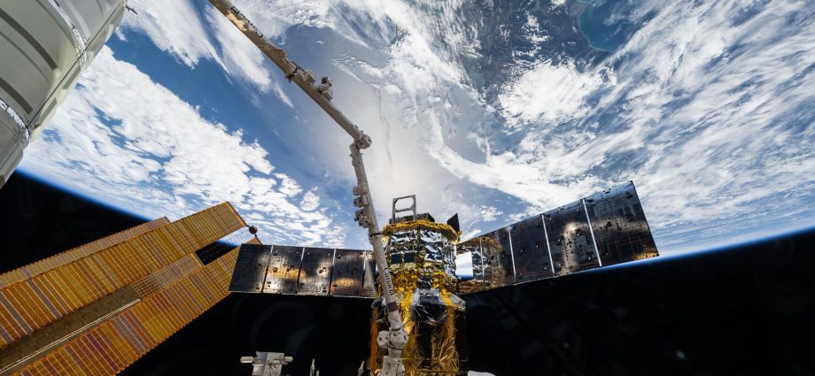 japanese-spacecraft-ready-for-departure,-crew-studies-biology-and-advanced-tech