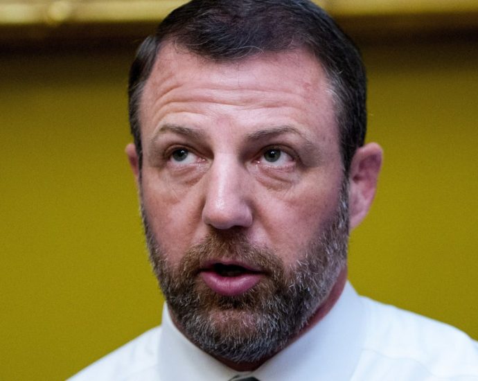 maga-senator’s-awkward-‘war’-claim-unravels-within-seconds