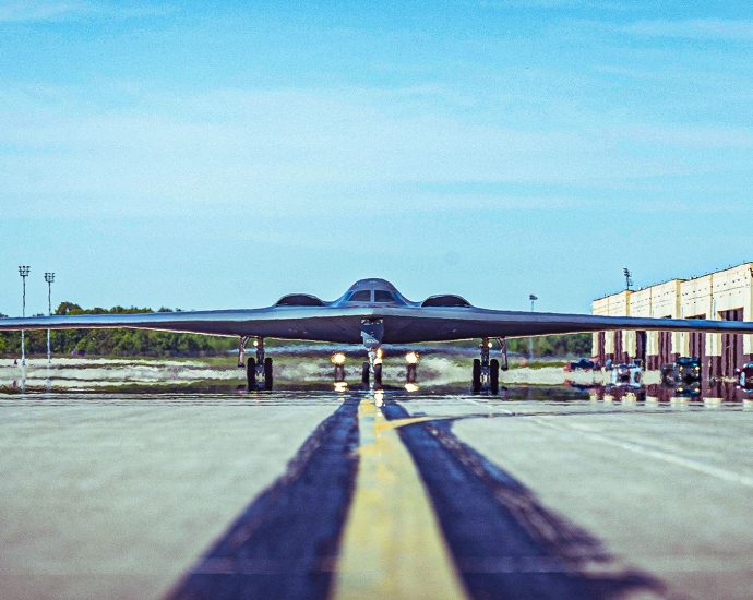 why-the-b-2-spirit-bomber-has-such-a-flat-architecture