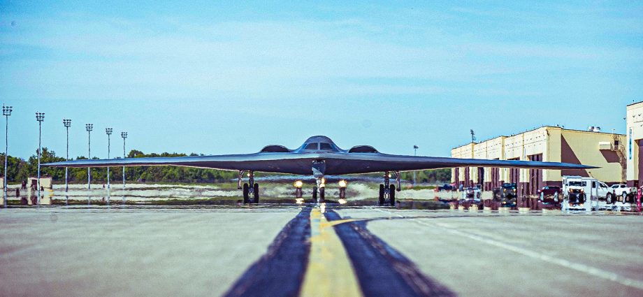 why-the-b-2-spirit-bomber-has-such-a-flat-architecture