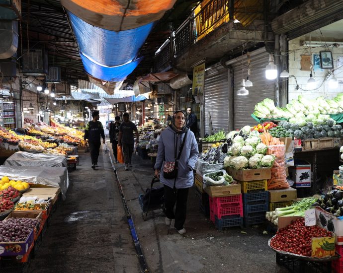 iranians-get-by-as-us,-israeli-bombs-rain-down,-internet-blocked