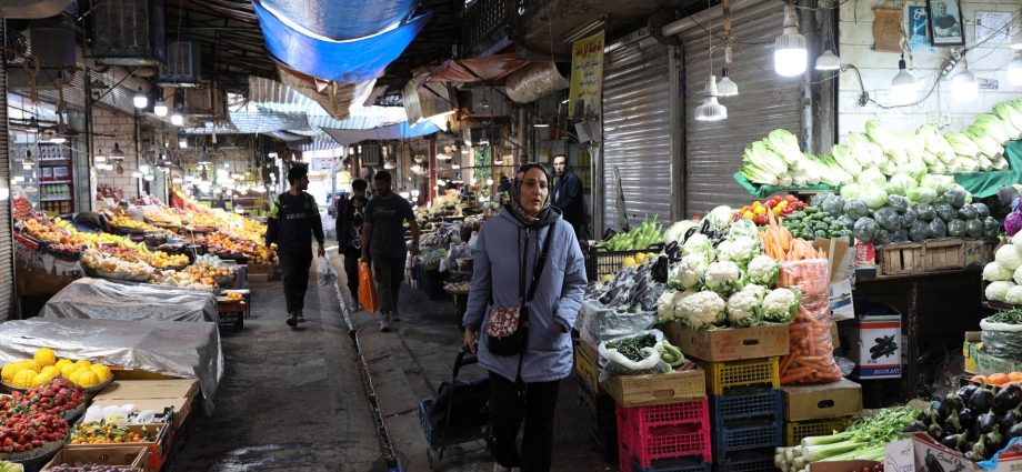 iranians-get-by-as-us,-israeli-bombs-rain-down,-internet-blocked