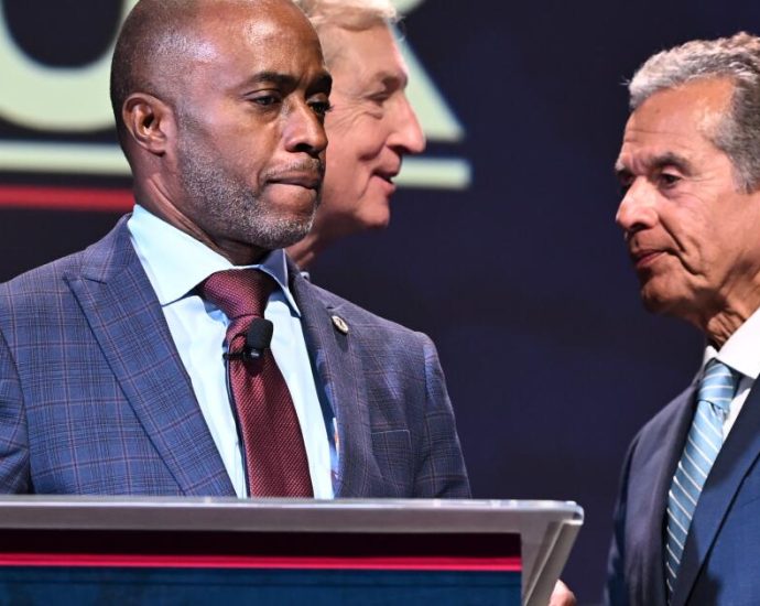 anxiety-grows-among-california-democrats-as-gubernatorial-candidates-rebuff-calls-to-drop-out