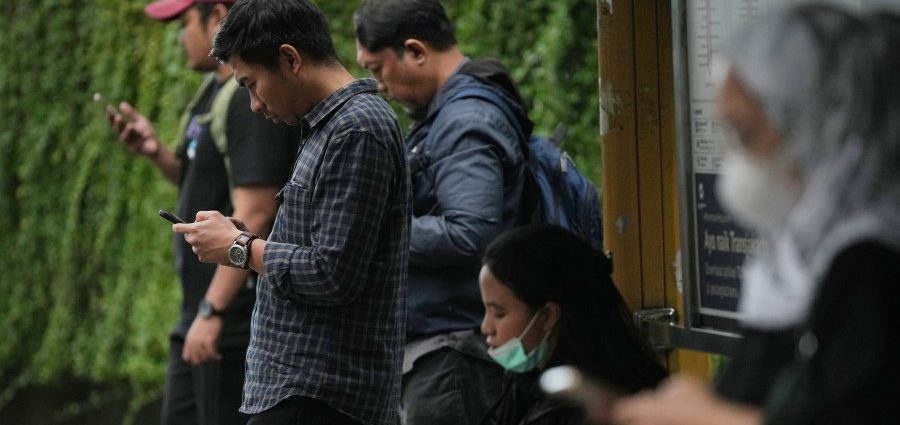 indonesia-to-ban-social-media-for-children-under-16,-communication-minister-says