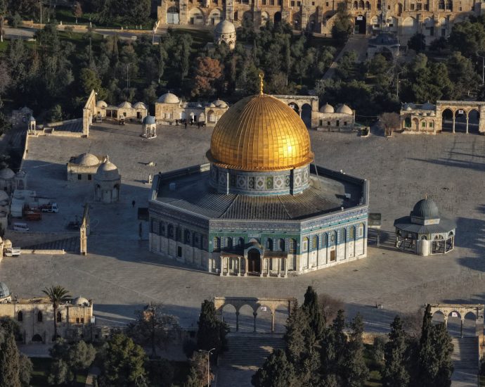 al-aqsa-compound-empty-as-israel-restricts-access-to-holy-sites