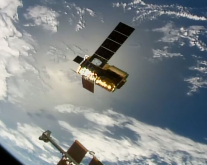 canadian-robotic-arm-releases-japan’s-spacecraft-for-departure