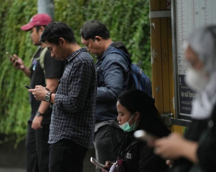 indonesia-will-ban-social-media-for-children-under-16,-communication-minister-says