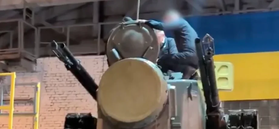 britain-opens-curtain-on-secret-ukraine-repair-shops-keeping-western-weapons-in-the-fight