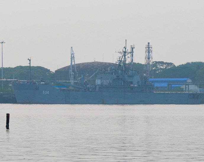 india-allows-iranian-naval-vessel-to-dock-in-port