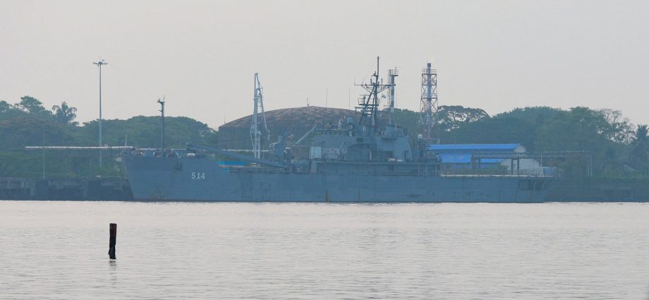 india-allows-iranian-naval-vessel-to-dock-in-port