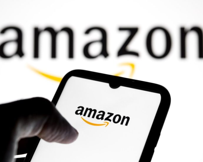 thousands-report-amazon-outages:-downdetector