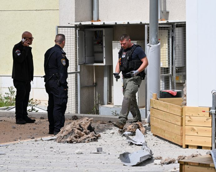 ‘no-middle-ground’:-israelis-back-iran-war,-despite-taking-mounting-hits