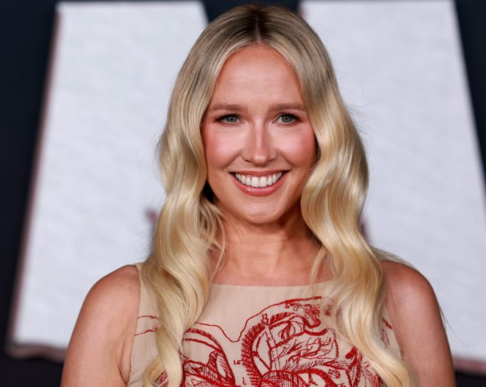 anna-camp-comes-out-as-bisexual-at-43,-reflects-on-‘major-evolution’-in-new-podcast