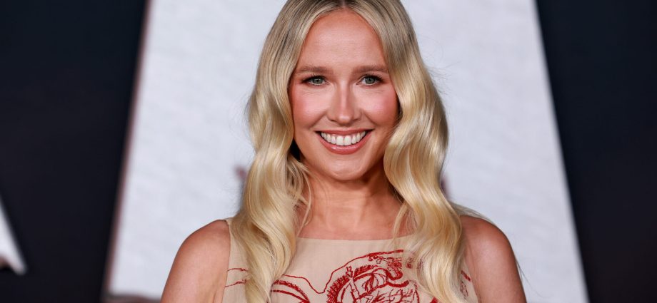 anna-camp-comes-out-as-bisexual-at-43,-reflects-on-‘major-evolution’-in-new-podcast