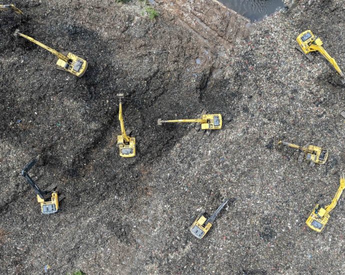 search-efforts-suspended-after-deadly-indonesia-landfill-collapse