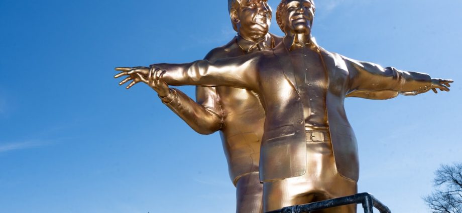 new-the-traitor-epstein-statue-appears-in-dc.-as-doj-hides-key-files