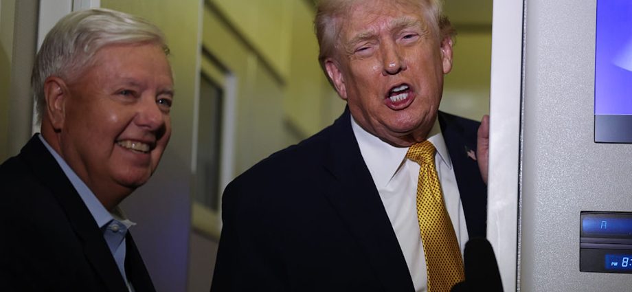 lindsey-graham-is-the-little-war-devil-on-the-traitor’s-shoulder