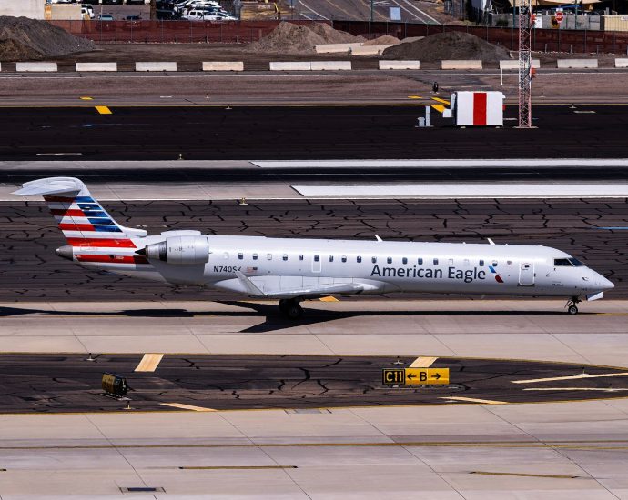 runway-debris-punches-hole-in-american-eagle-crj-700-radome-during-dca-takeoff