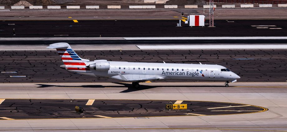 runway-debris-punches-hole-in-american-eagle-crj-700-radome-during-dca-takeoff