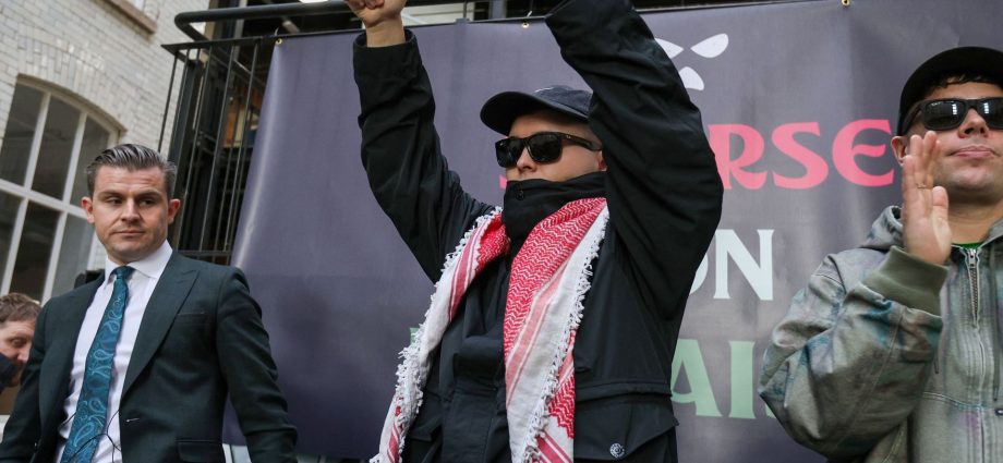 uk-court-rejects-bid-to-reinstate-‘terrorism’-charge-against-kneecap-rapper