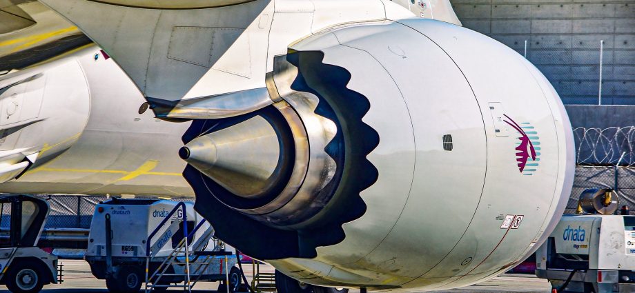 here’s-how-much-different-the-boeing-747-8’s-engines-are-compared-to-the-787
