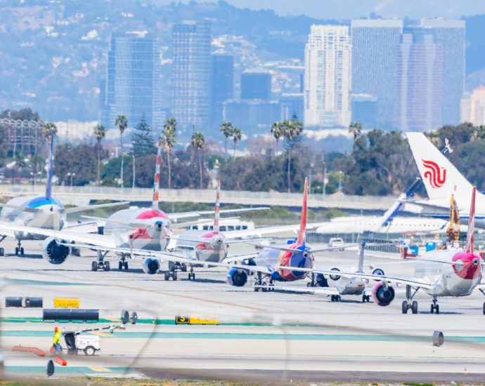 brutal:-airports-telling-passengers-to-“figure-it-out”-amid-4-hour-tsa-wait-times