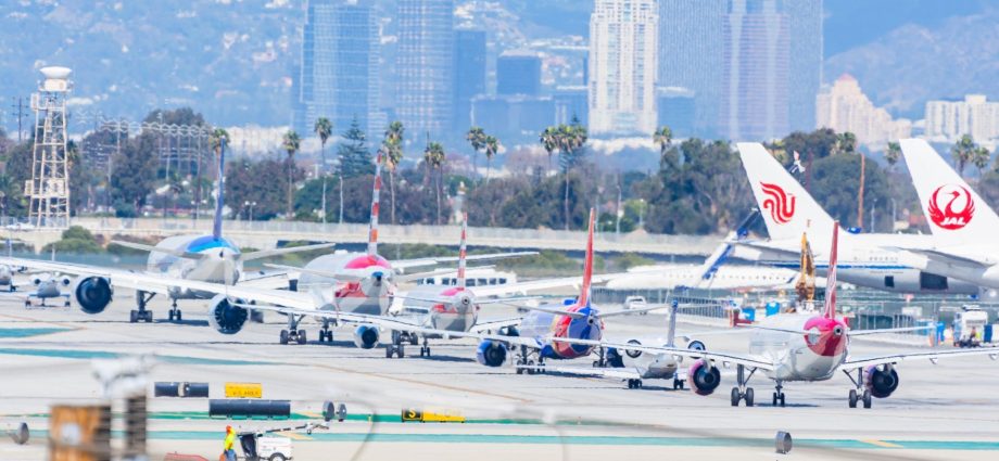 brutal:-airports-telling-passengers-to-“figure-it-out”-amid-4-hour-tsa-wait-times
