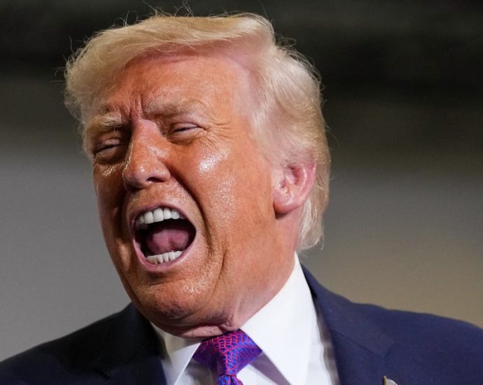 fox-news-host-confesses-the-traitor-gave-him-a-shirt-and-he-‘felt-pressure-to-wear-it’