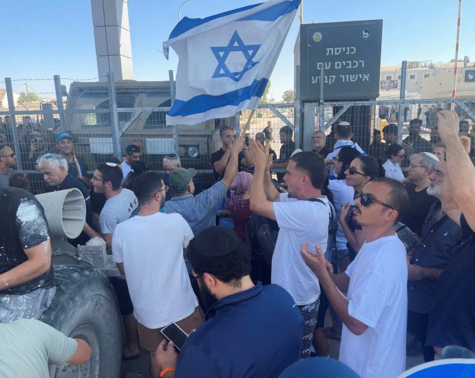 israel-drops-charges-against-soldiers-in-palestinian-detainee-abuse-case