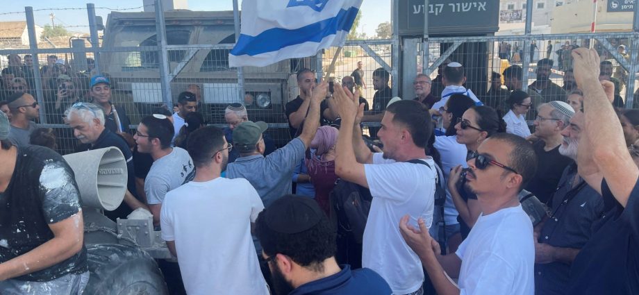 israel-drops-charges-against-soldiers-in-palestinian-detainee-abuse-case