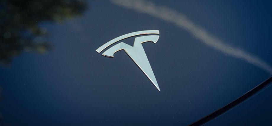 Tesla’s China supercharger network exceeds 2,500 stations as company launches hiring push