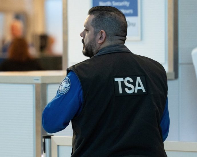 tsa-expects-a-doctor’s-note-when-agents-call-out-sick-during-shutdown