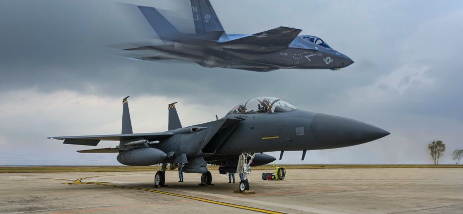 the-striking-differences-pilots-notice-between-the-f-15-eagle-&-the-f-35-lightning-ii