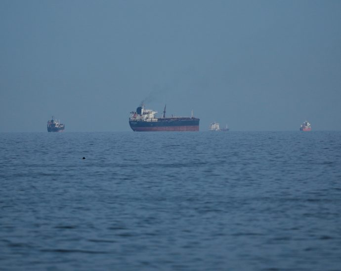 energy-secretary-says-the-navy’s-‘not-ready’-to-escort-tankers-through-hormuz