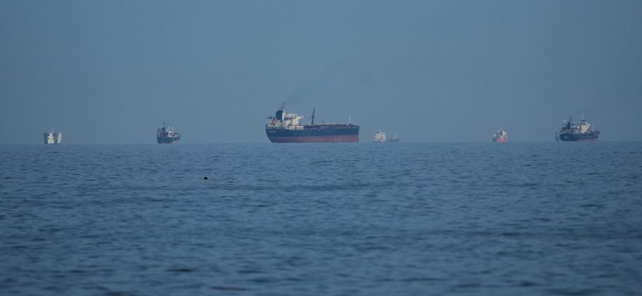 energy-secretary-says-the-navy’s-‘not-ready’-to-escort-tankers-through-hormuz