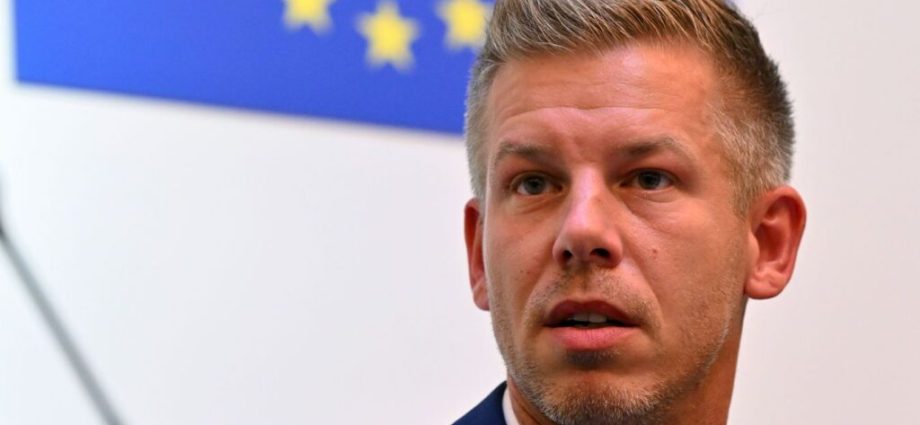 hungary’s-opposition-tisza-still-leads-the-election,-but-the-gap-is-closing—and-a-win-may-not-be-enough-for-ukraine