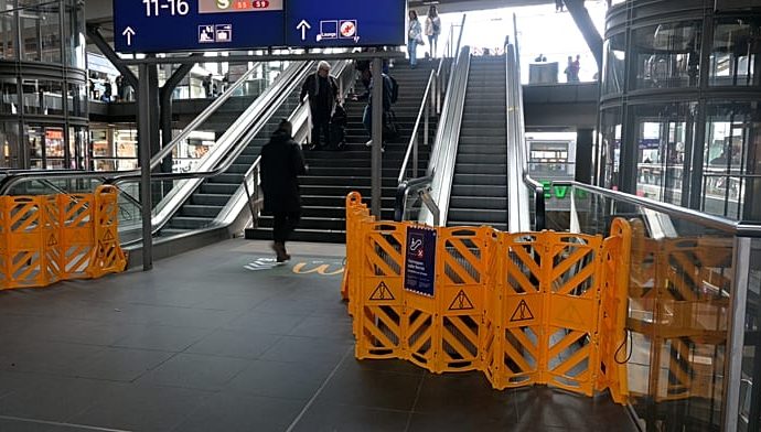 berlin-central-station’s-escalator-chaos-frustrates-travellers-and-politicians