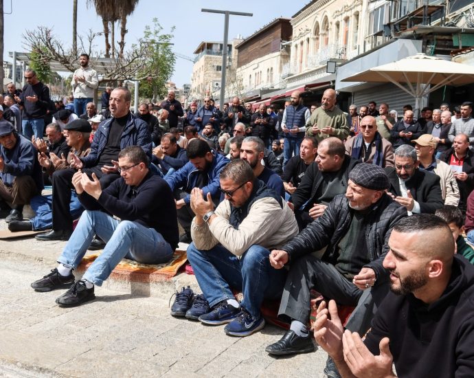 worshippers-pray-outside-al-aqsa-amid-closure-on-al-quds-day