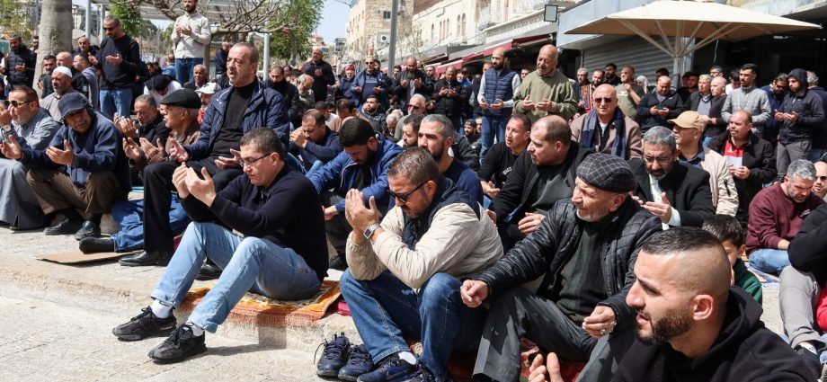 worshippers-pray-outside-al-aqsa-amid-closure-on-al-quds-day